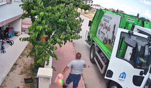 Çöp kamyonunun toplarını patlattığı çocuklara, temizlik işçileri yeni top aldı