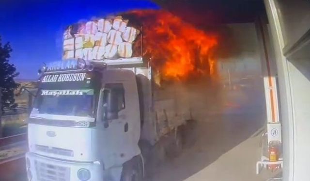 Diyarbakır’da alev alan saman yüklü kamyon, akaryakıt istasyonuna girdi