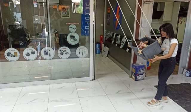 Elektrikçi dükkanına kadın eli değdi: Hem araba tamir ediyor hem de bebek büyütüyor