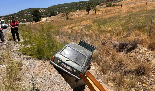 Emet-Hisarcık karayolunda kontrolden çıkan araç şarampole devrildi: 2 kişi yaralandı