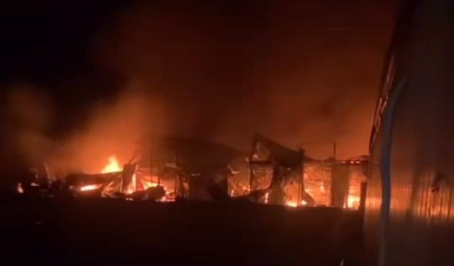 İşçilerin kaldığı konteynerler alevlere teslim oldu