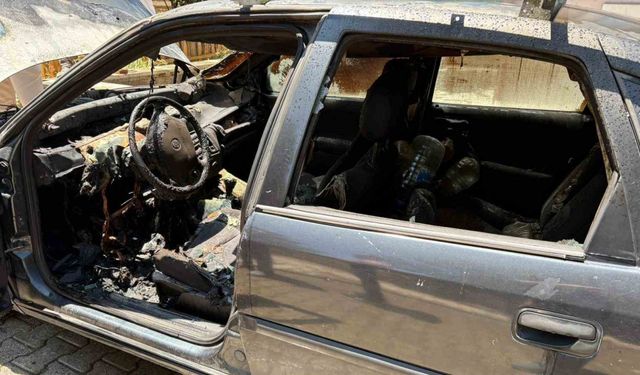 Isparta’da park halindeki otomobil alev alev yandı