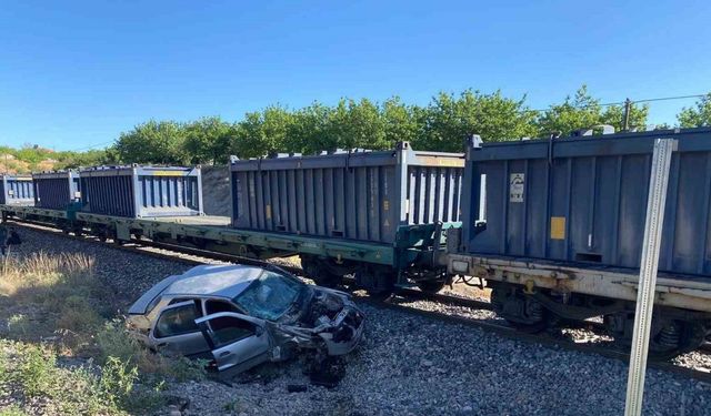 Malatya’da yük treni hemzemin geçitte otomobile çarptı: 5 yaralı