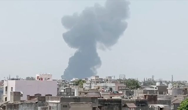 Hindistan'ın Gucerat eyaletinde 244 kişiyi taşıyan yolcu uçağı düştü