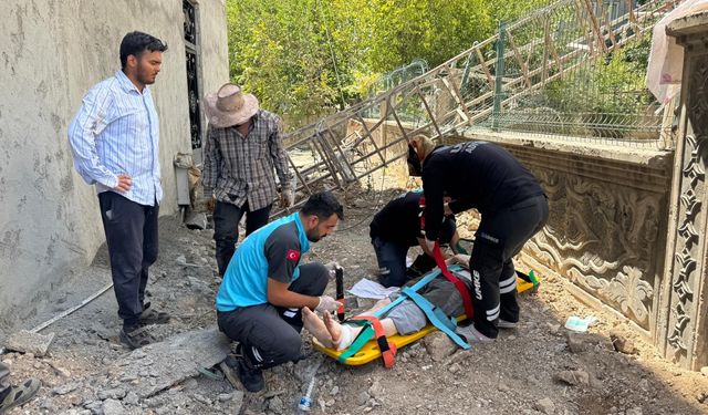 Adıyaman'da çöken iskelenin altında kalan işçi yaralandı