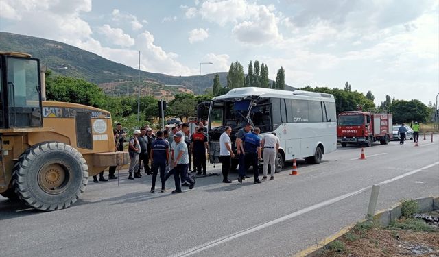 Afyonkarahisar'da otobüs ile kamyonun çarpıştığı kazada 7 kişi yaralandı