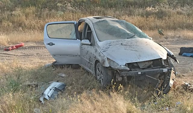 Afyonkarahisar'da otomobilin devrildiği kazada 1 kişi öldü, 2 kişi yaralandı.