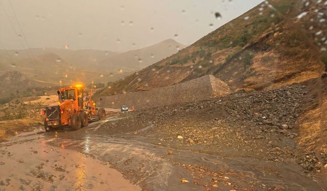 Ağrı-Kağızman kara yolu heyelan nedeniyle ulaşıma kapandı