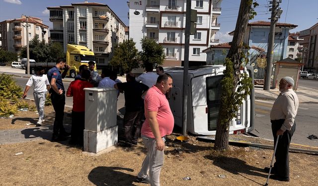 Aksaray'da otomobille çarpışan servis minibüsündeki 8 öğrenci yaralandı