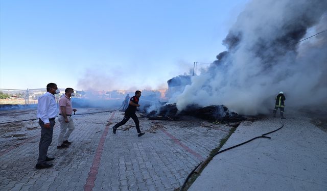 Burdur'da fabrikanın bahçesinde çıkan yangında 2 kişi dumandan etkilendi