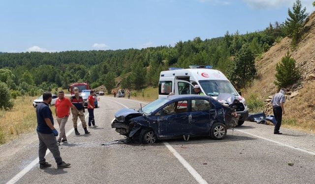 Gümüşhane'de bir tepenin yamacına çarpan otomobildeki 4 kişi yaralandı