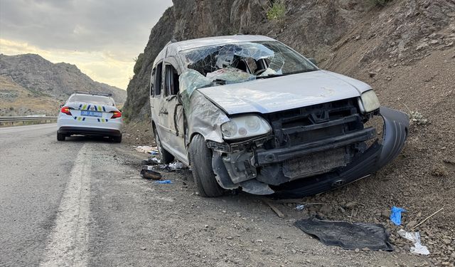 Hakkari'de devrilen hafif ticari araçtaki 5 kişi yaralandı