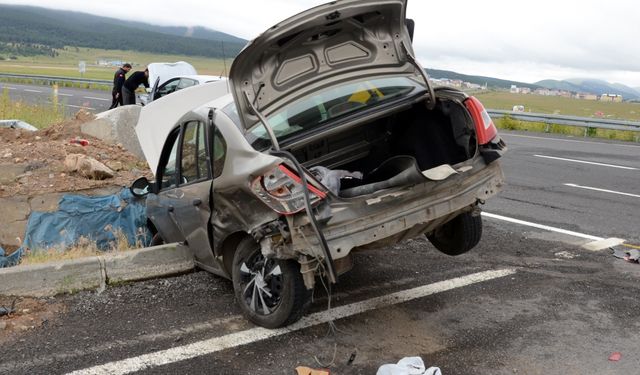 Kars'ta iki otomobilin çarpıştığı kazada 3 kişi yaralandı