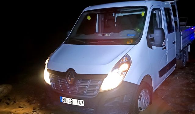 Kars'ta sel ve heyelan nedeniyle kara yollarında 11 araç mahsur kaldı