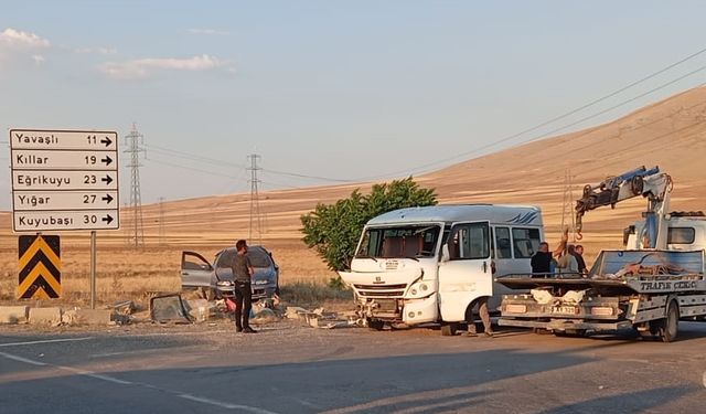 Konya'da tarım işçilerini taşıyan minibüs ile otomobilin çarpışması sonucu 16 kişi yaralandı
