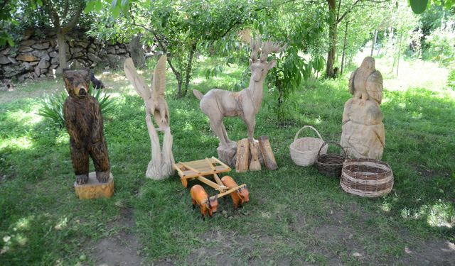 Kuruyan ağaçları sanat eserine dönüştürüyor