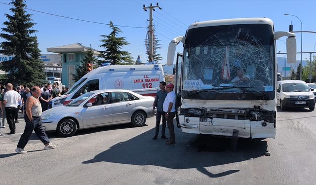 Kütahya'da servis otobüsünün tankerle çarpıştığı kazada 35 kişi yaralandı