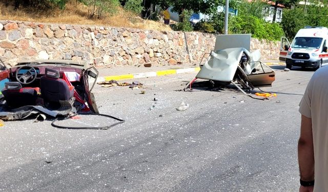 Malatya'da elektrik direğine çarpan otomobil ikiye ayrıldı