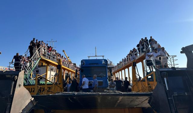 Marmara Adası açıklarında makine dairesinde yangın çıkan feribot iskeleye yanaştırıldı