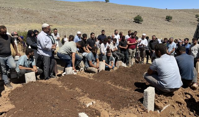 Mersin'de tıra çarpan hafif ticari araçta ölen 5 kişinin cenazesi Diyarbakır'da toprağa verildi