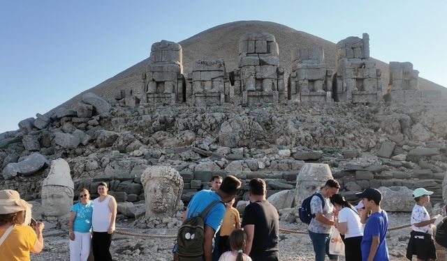 Nemrut Dağı'nda ziyaretçi yoğunluğu artıyor