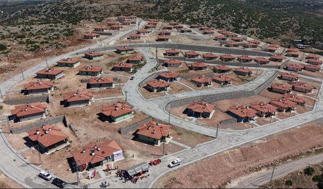 Osmaniye'de yapımı tamamlanan 89 köy evi depremzedelere teslim edildi