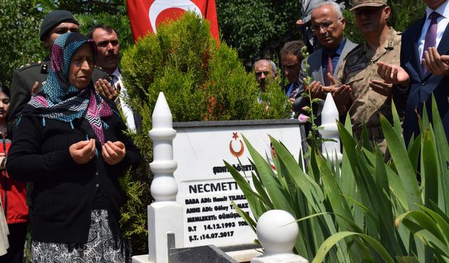Şehit öğretmen Necmettin Yılmaz kabri başında anıldı