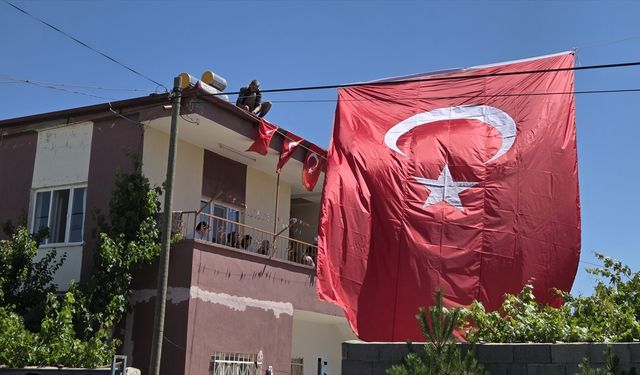 Şehit Piyade Uzman Çavuş Enver Yaman'ın Niğde'deki ailesine şehadet haberi verildi