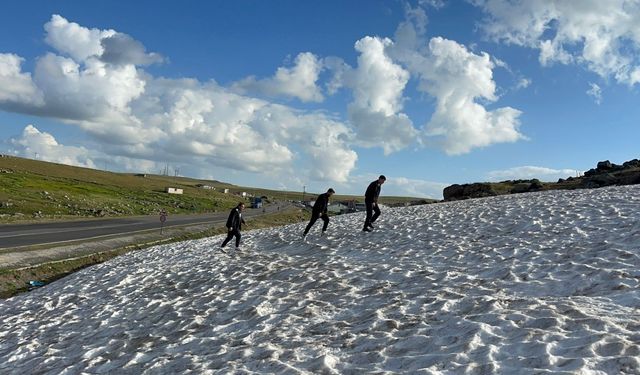 Sıcaktan bunalanlar Ardahan'ın karlı yaylalarında serinliyor