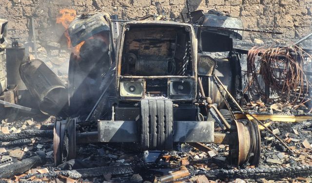 Tokat'ta çıkan yangında 1,5 ton buğday, 1 ton gübre ve 2 traktör zarar gördü