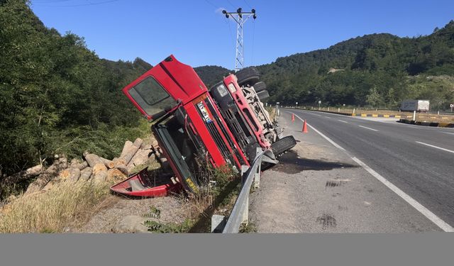 Zonguldak'ta devrilen tomruk yüklü tırın sürücüsü kazadan yara almadan kurtuldu