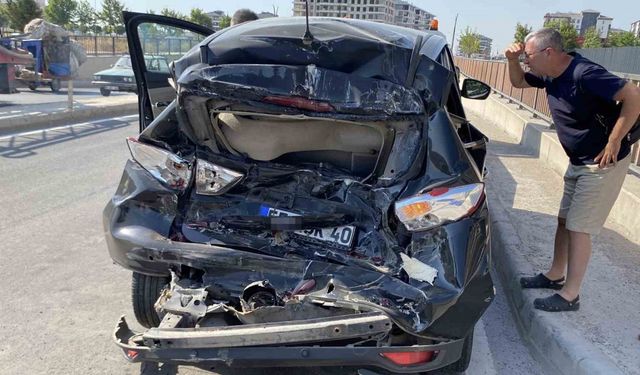 Aksaray’da kamyon otomobile arkadan çarptı: 2 yaralı