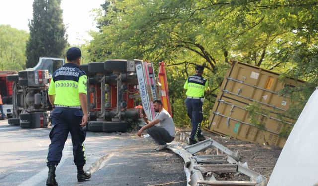 Anadolu Otoyolu’nda tır devrildi: Sürücü kazayı yara almadan atlattı