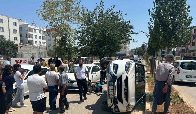 Araçla çarpışan otomobil devrildi: 1 yaralı