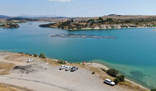 Balık kafesleri patladı, oltasını alan baraja koştu