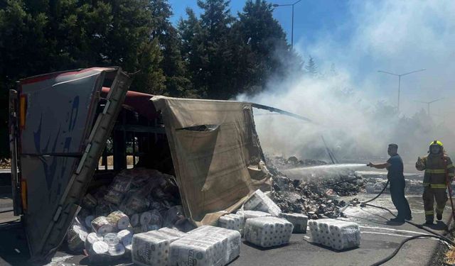 Balıkesir’de trafik kazası sonrası yanan tır, ot yangını çıkardı: 1 yaralı