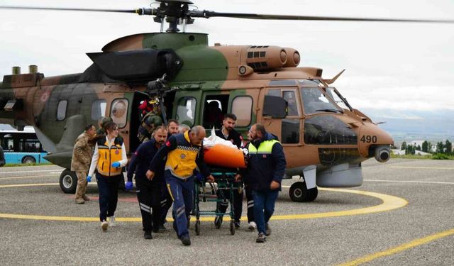 Düşen uçakta ağır yaralanan kadın yolcu, helikopter ile Erzurum’a getirildi