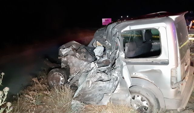 Feci kazada araçlar hurdaya döndü: 1 ölü, 1 yaralı