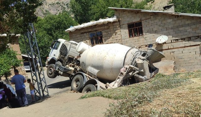 Hakkari’de beton mikseri ahırın üzerine yan yattı