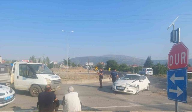 Isparta’da kamyonet ile otomobil çarpıştı: 1 yaralı