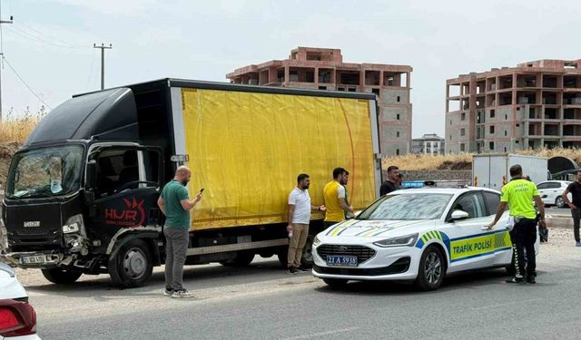 Kamyonet ile otomobil kafa kafaya çarpıştı: 2 yaralı