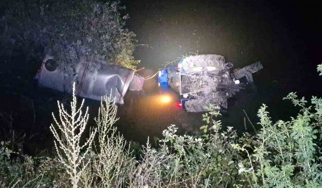 Kastamonu’da traktör ırmağa devrildi, sürücüsü yaralandı