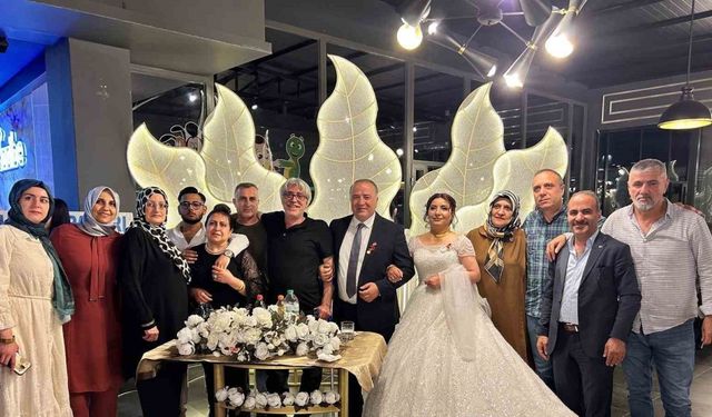 Liseli sınıf arkadaşları 34 yıl sonra karşılaştı, görüşme düğünle sonuçlandı