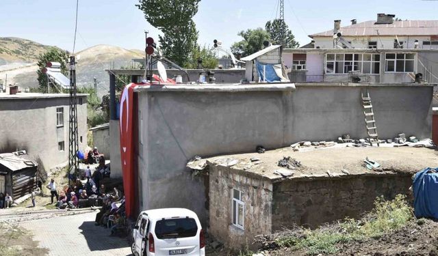 Mutki’de şehidin evine Türk bayrağı asıldı
