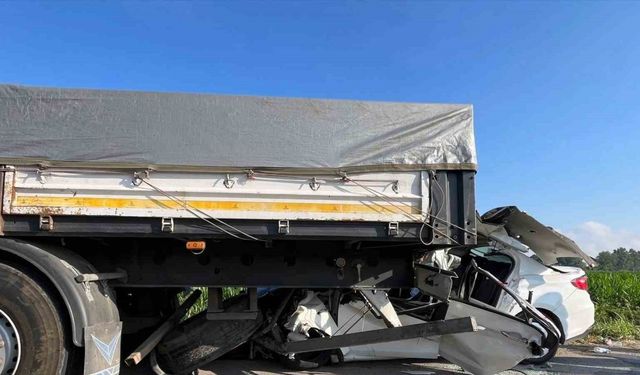 Otomobil, emniyet şeridindeki tıra ok gibi saplandı: 1 ölü, 1 yaralı