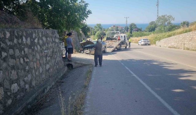 Sinop’ta otomobil duvara çarptı: 1’i bebek 3 yaralı