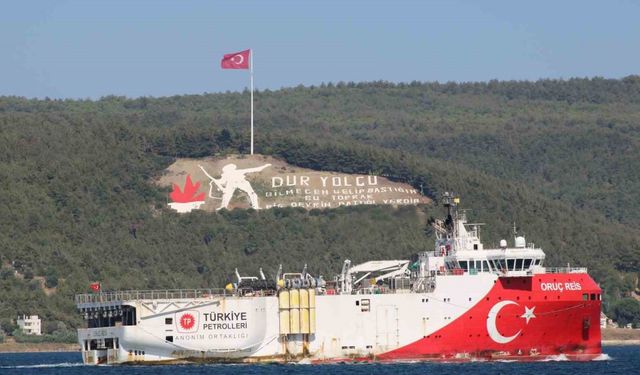 Somali’deki görevini tamamlayan Oruç Reis Çanakkale Boğazı’ndan geçti