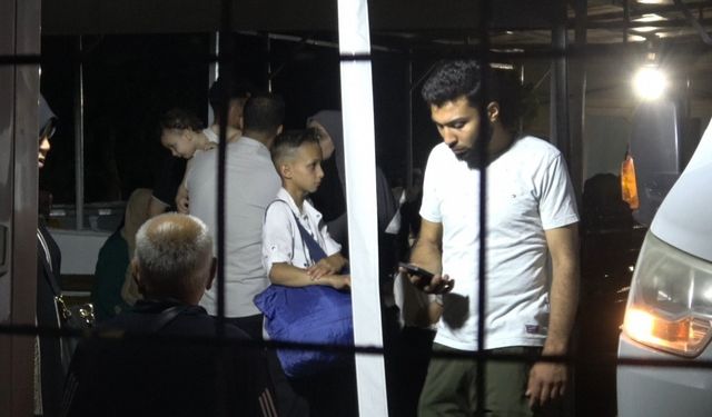 Suriyeli sığınmacıların dönüşleri gece saatlerinde de sürüyor