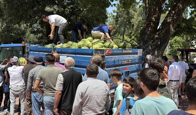 Tokatlı genç, dedesinin hayrına tonlarca karpuz dağıttı