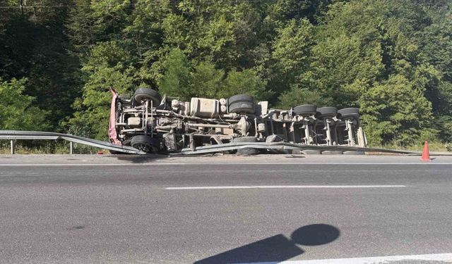 Tomruk yüklü tır devrildi, faciadan dönüldü